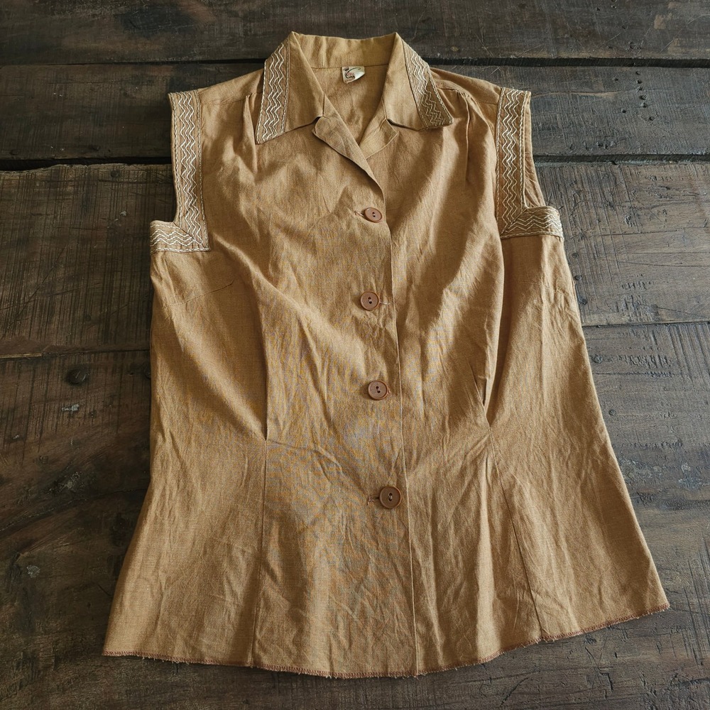 Vintage 70s Queen Casuals Tan Sleeveless Embroidered Button Up Top Shirt Blouse‎